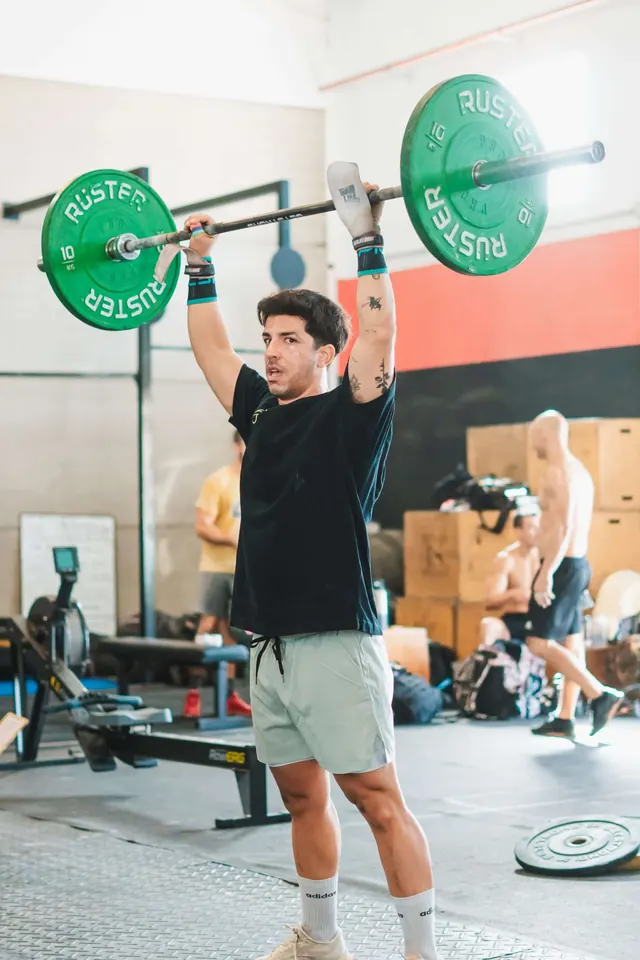 Atleta con camiseta de CrossFit Lanzarote cargando discos