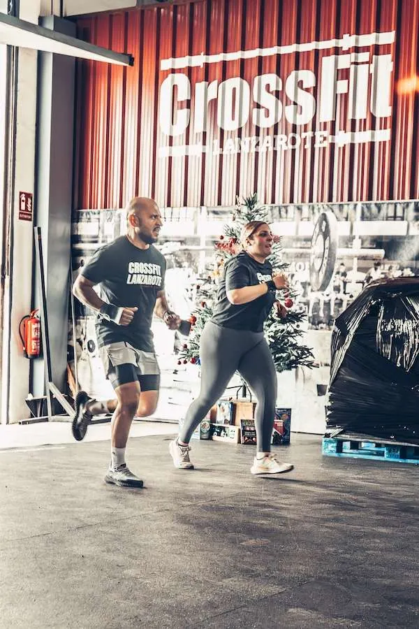 Atleta entrenando bajo el rótulo de CrossFit Lanzarote