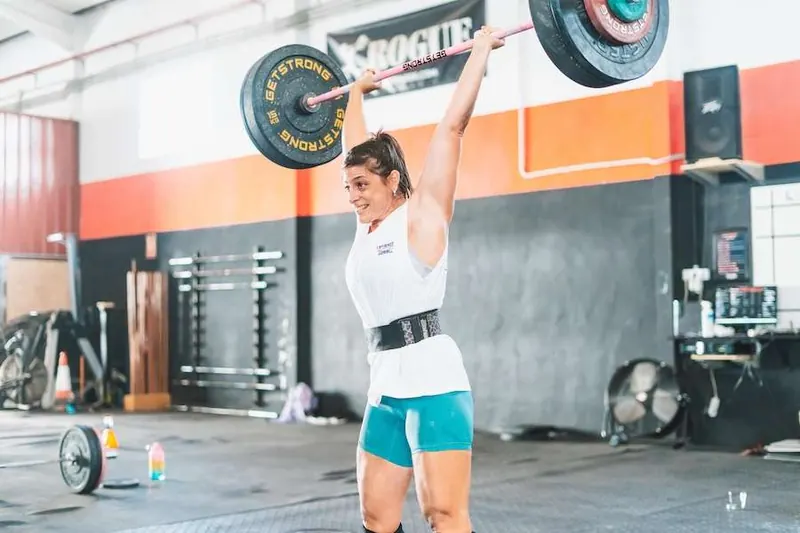 Atleta levantando la barra en una clase