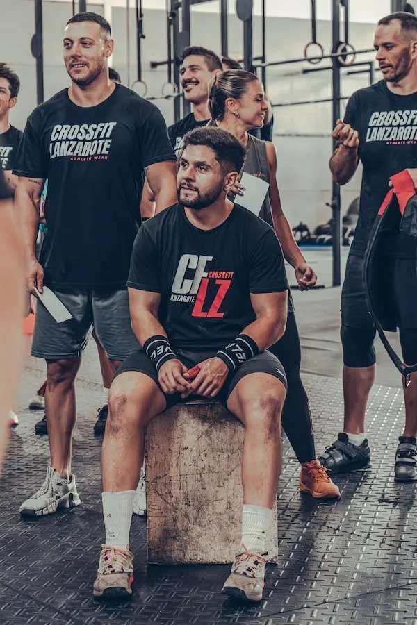 Grupo descansando sobre cajones tras el entrenamiento