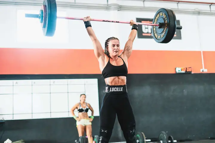 Atleta sosteniendo la barra tras una arrancada