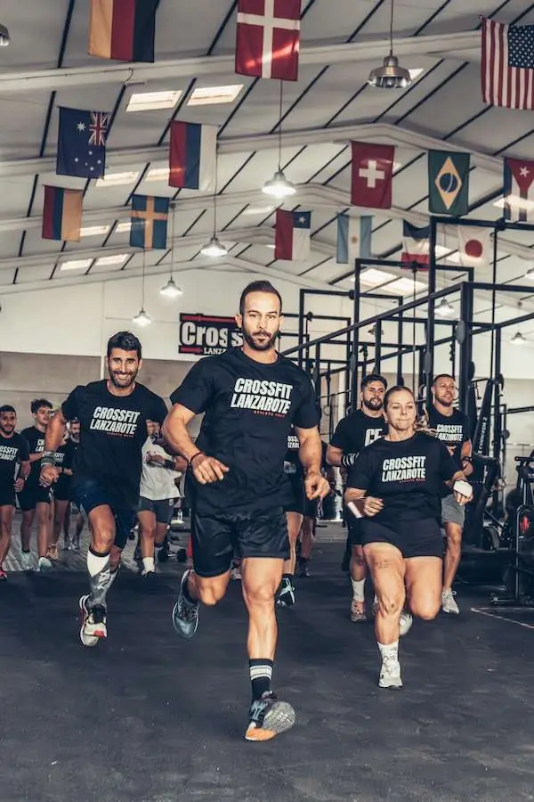 Atletas corriendo bajo las banderas del box