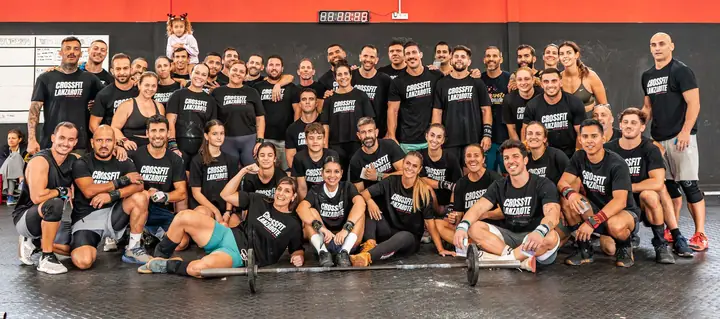 La comunidad de CrossFit Lanzarote posando junta en el box