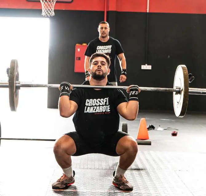 Sentadilla frontal guiada por un coach