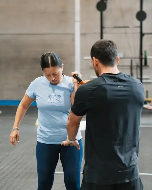 Coach corrigiendo la técnica de una atleta