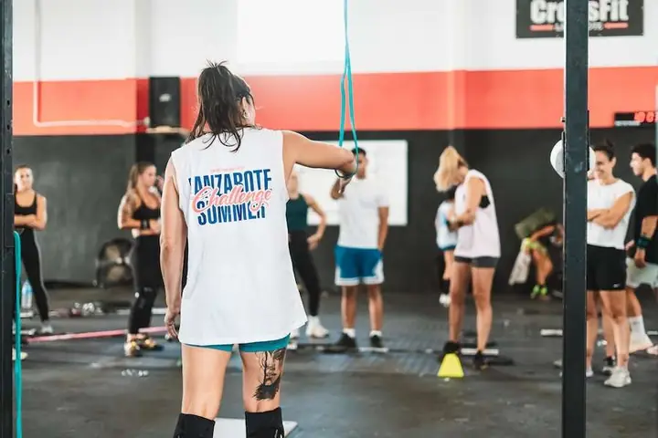 Atleta con camiseta del Lanzarote Summer Challenge en el box
