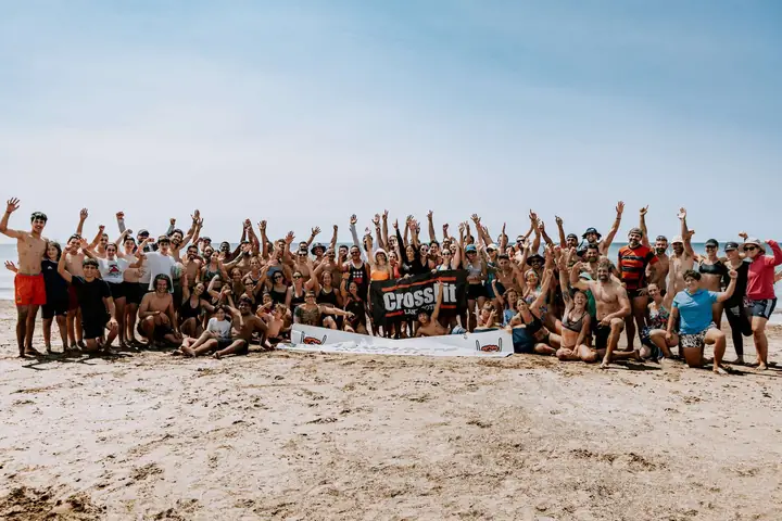Decenas de miembros celebrando en una playa de Lanzarote