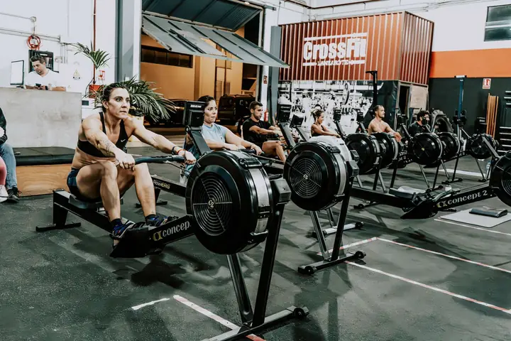 Fila de remos con atletas entrenando