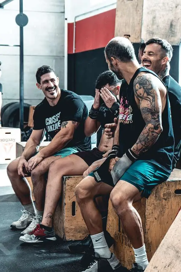 Miembros riendo sentados en cajones tras el WOD
