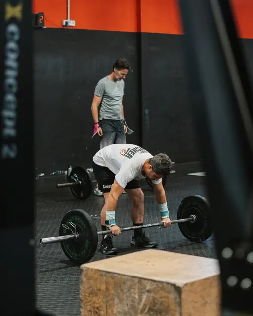 Atleta haciendo un salto al cajón