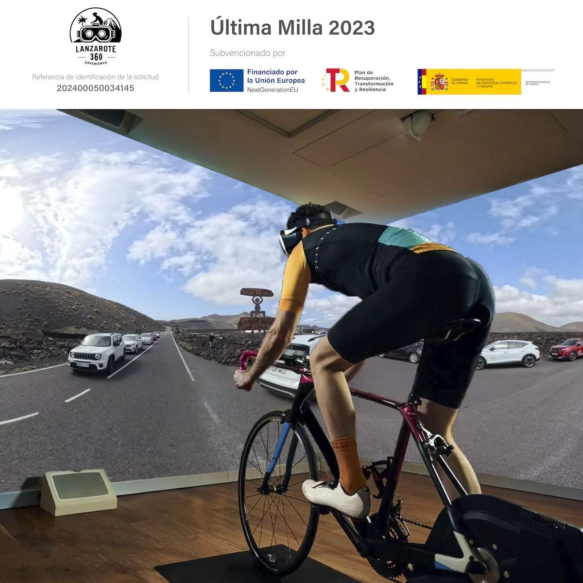 Cartel Última Milla 2023 de Lanzarote 360 Experience. Referencia de identificación de la solicitud: 202400050034145. Subvencionado por: Financiado por la Unión Europea NextGenerationEU; Plan de Recuperación, Transformación y Resiliencia; Gobierno de España, Ministerio de Industria, Comercio y Turismo, Secretaría de Estado de Turismo. Debajo, un ciclista con gafas de realidad virtual pedalea en rodillo frente a una carretera volcánica de Lanzarote proyectada.